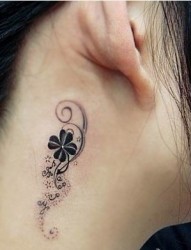 女性耳部漂亮刺青