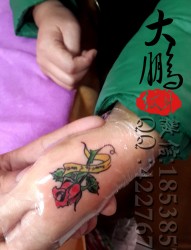 手上彩色小玫瑰纹身