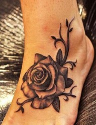 脚背漂亮好看的玫瑰纹身