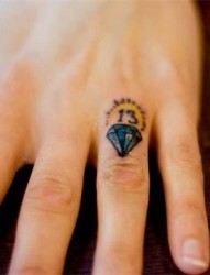 手指上小小的钻石刺青