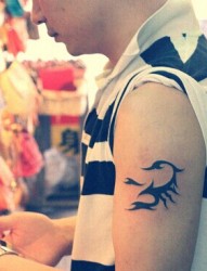 简单有个性的蝎子图腾纹身