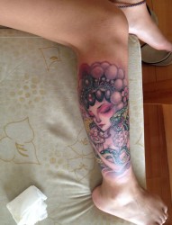 小腿上漂亮的花旦纹身