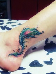 女士小腿脚踝绿色彩羽纹身图案