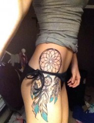 女性腿部漂亮的扑梦网纹身