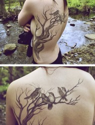 欧美女性背部素色大树纹身