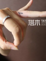 女孩手指字母纹身