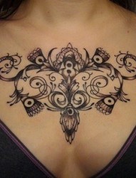 女性胸部性感的纹身