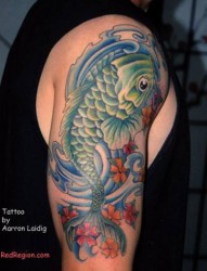 帅气的手臂鲤鱼纹身