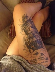 女性大腿上一款时尚的下山虎纹身