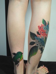小腿部漂亮好看的花朵小鸟纹身