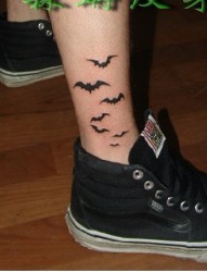 男士小腿外侧黑色蝙蝠纹身图案