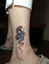 脚踝小小的蛇纹身