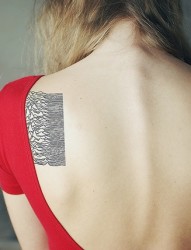 女性肩部个性的条形码纹身