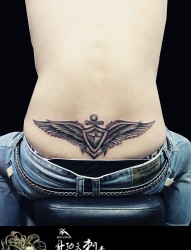 腰部漂亮的翅膀纹身