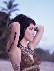 欧美女性手臂黑白独特圆圈创意刺青