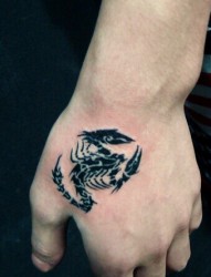 虎口个性时尚的蝎子图腾刺青