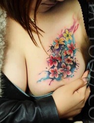 胸部性感的花朵纹身