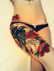 女性腿部彩色花朵刺青