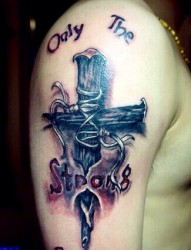个性十足的手臂十字架英文纹身