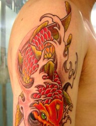 漂亮时尚的红鲤鱼纹身
