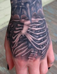 Scotty Munster的手背纹身作品