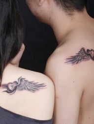 情侣肩部漂亮的翅膀刺青