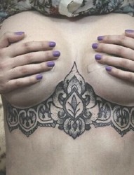 女人胸部性感的图腾纹身