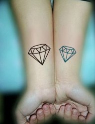 手腕漂亮简单的钻石纹身