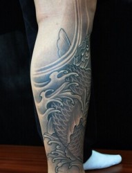 让人喜爱的腿部黑白鲤鱼纹身