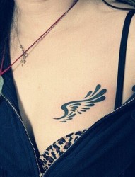 胸部时尚的翅膀图腾刺青