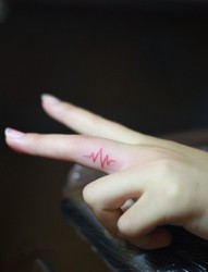 女性手指心电图刺青