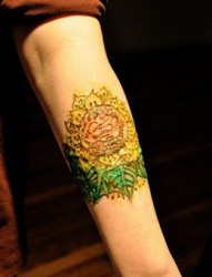 手臂上漂亮的向日葵纹身