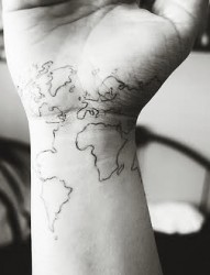 手腕上一幅世界地图纹身