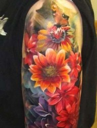 大臂上个性的花朵纹身
