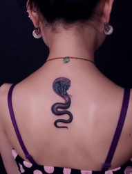 背部小小的蛇纹身