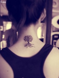 唯美的小树纹身