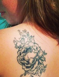 女性背部漂亮的花朵纹身