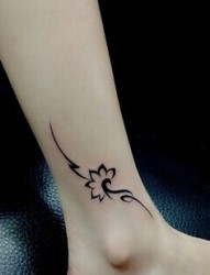 脚踝漂亮的莲花图腾刺青