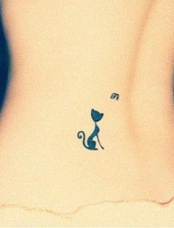 女性腰部小黑猫刺青