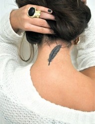 女性颈部小小的羽毛纹身