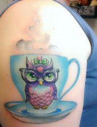 大臂上一款茶杯猫头鹰纹身