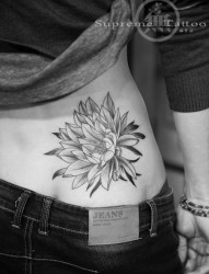 腰部漂亮的花朵纹身