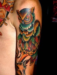 手臂上一款彩色猫头鹰纹身
