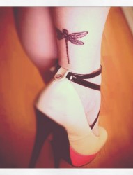 女性脚背上的蜻蜓纹身图案