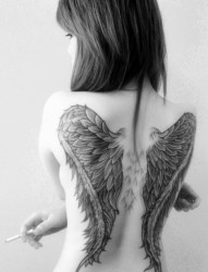 女性背部天使翅膀刺青