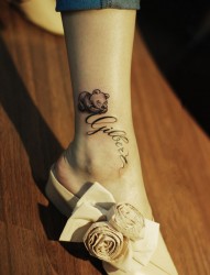 女生脚踝简单的个性纹身