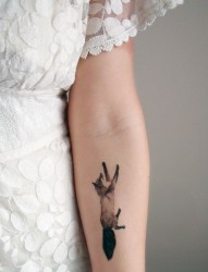 手臂上可爱的小动物纹身