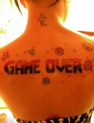 女性后背一款游戏用语的英文纹身