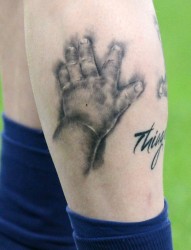 足球健将梅西小腿个性纹身