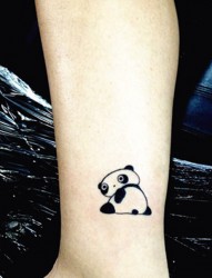 可爱的小熊猫小腿纹身